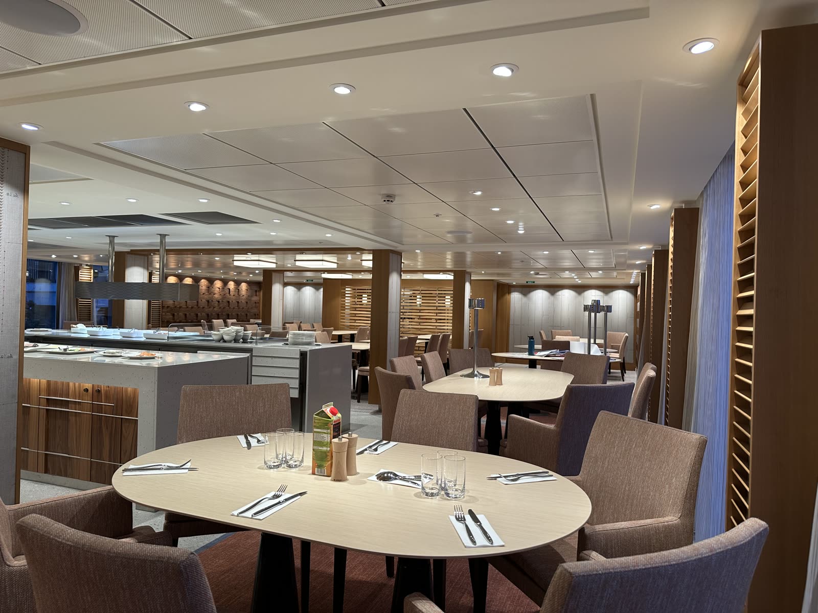 Buffet-restaurant med tepper og møbler klar for behandling
