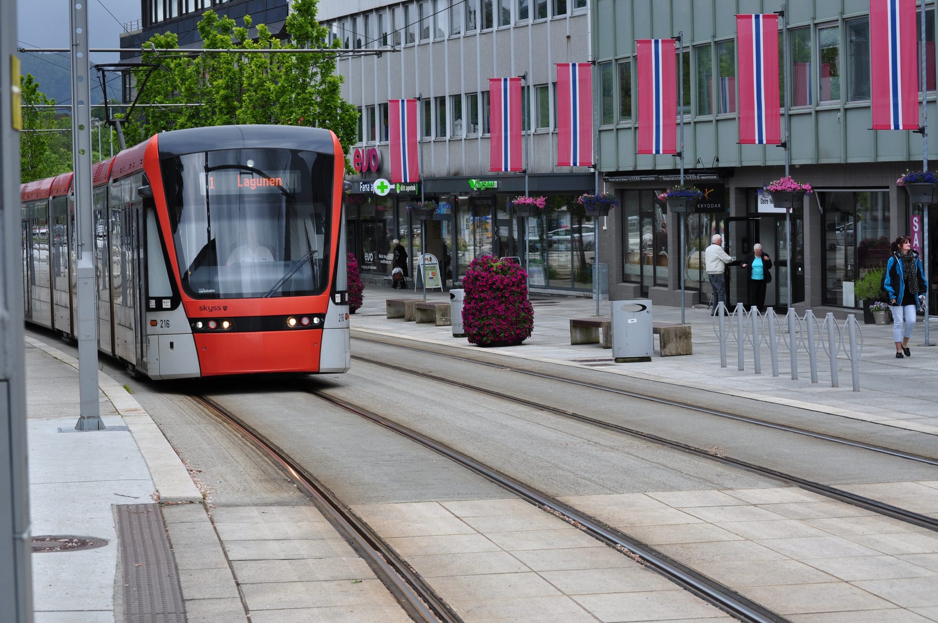 Bybanen i drift gjennom Bergens gater