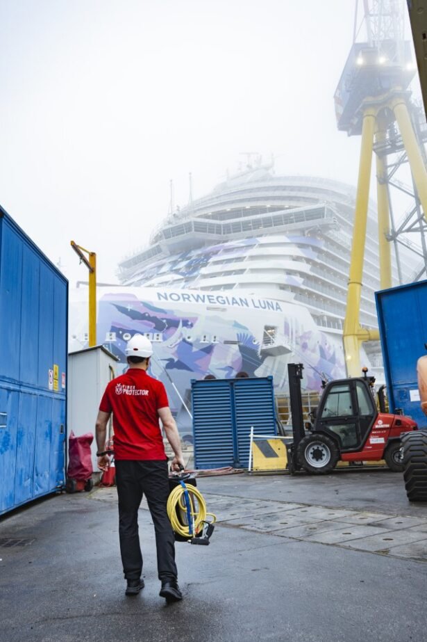 Fiber ProTector-tekniker på vei mot Norwegian Luna i dokk