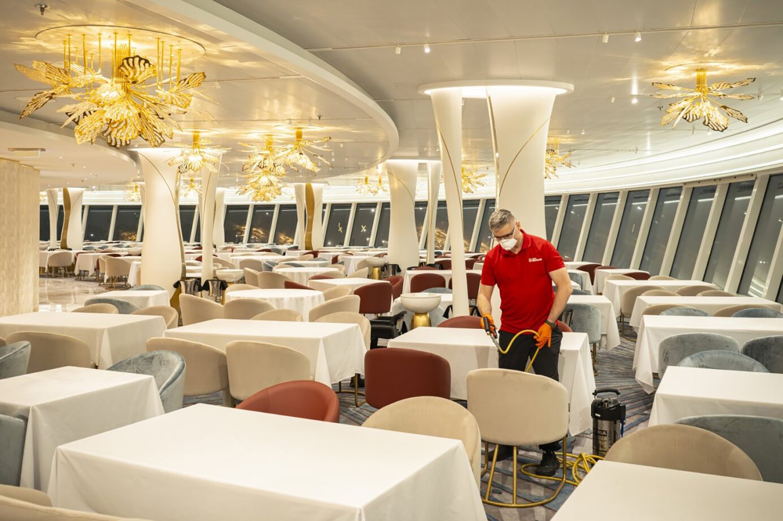 Fiber ProTector-tekniker impregnerer stoler i cruise-restaurant