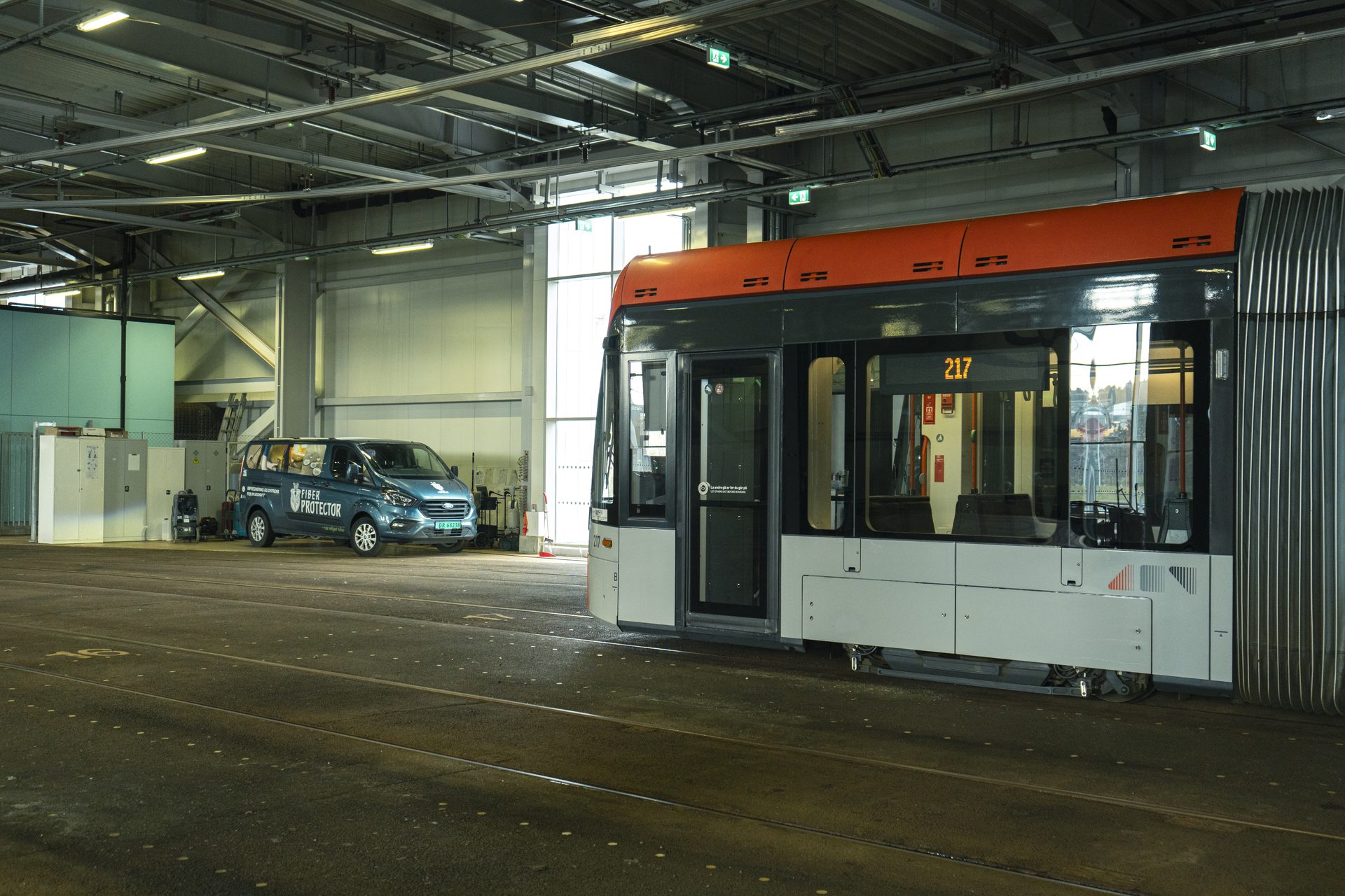 Servicebilen i depotet hos Bybanen, behandling skjer når vognene står