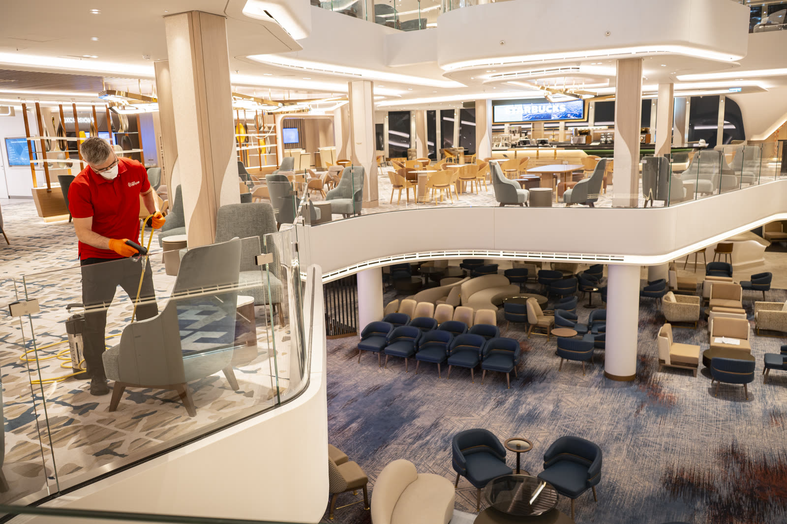 Impregnering av lounge-ottoman i solnedgang