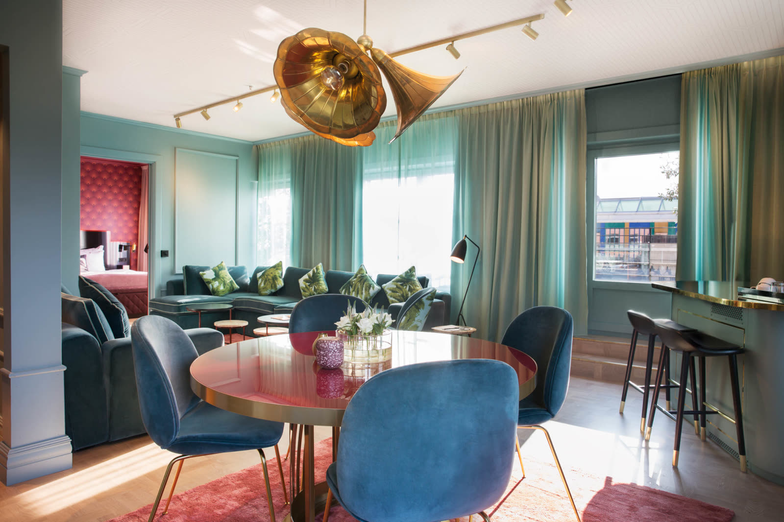 Suite-dining med gullkroneleuchter og blå velur-stoler