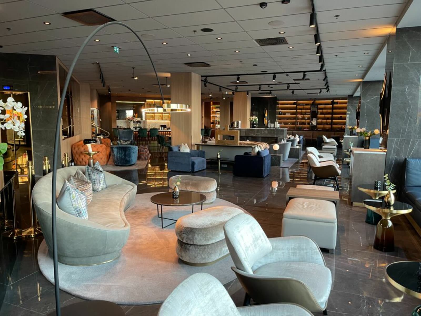 Suite med havutsikt — fløyels-sofa og gardiner