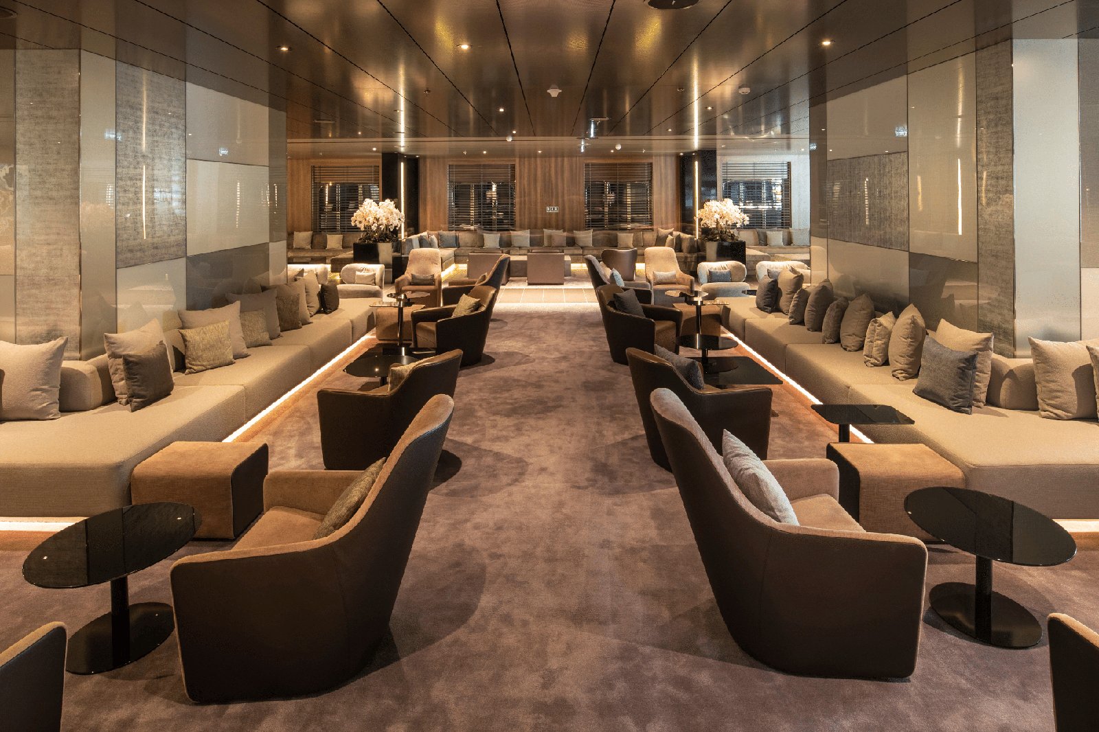 Elegant hotell-lounge med myke tekstil-møbler og teppe