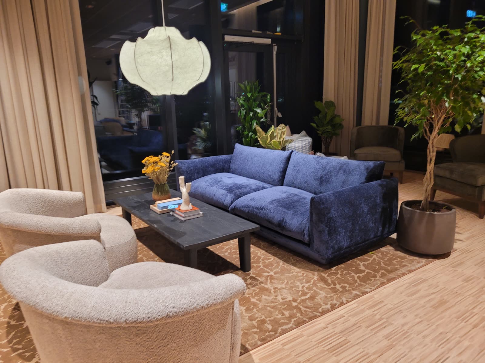 Lobby-sofagrupper i grønn og marineblå tekstil
