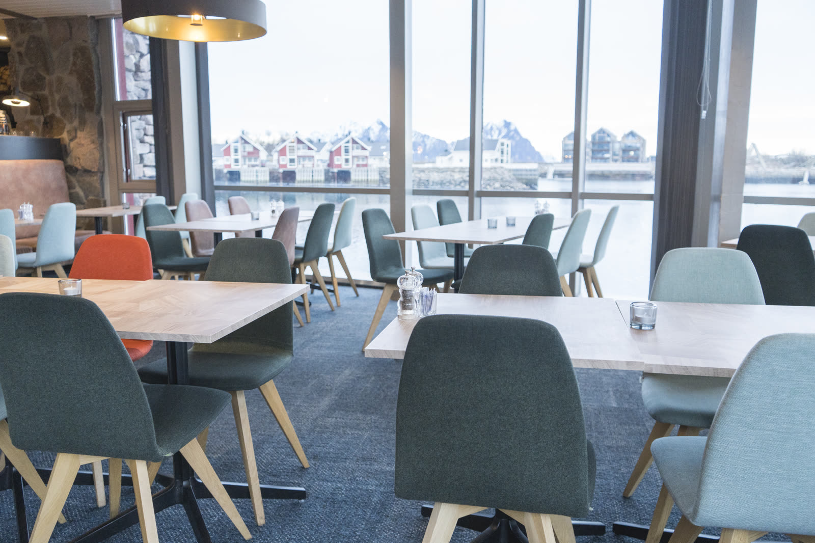 Premium suite med havutsikt — behandlet velur-sofa og gardiner