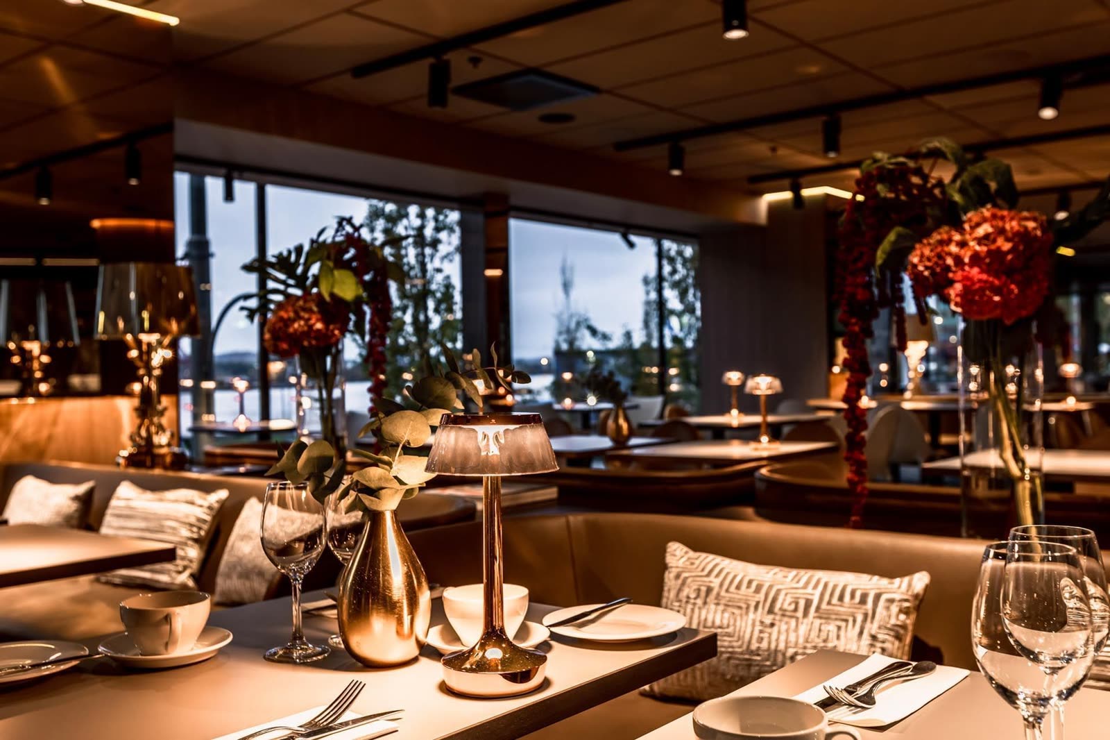 Restaurant i skumringen — beskyttet sitteseksjon med gullbelysning