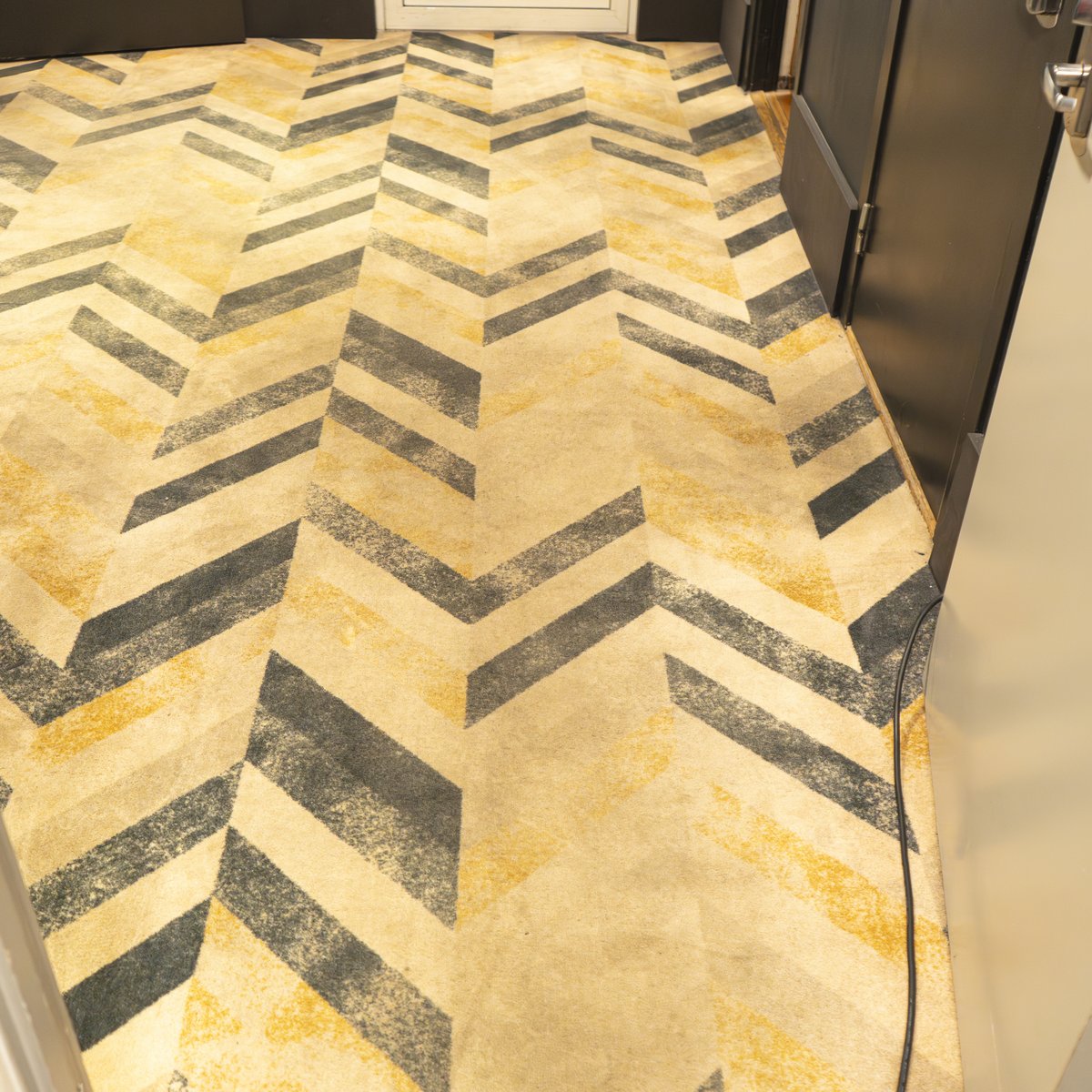Etter behandling – rent chevron-teppe