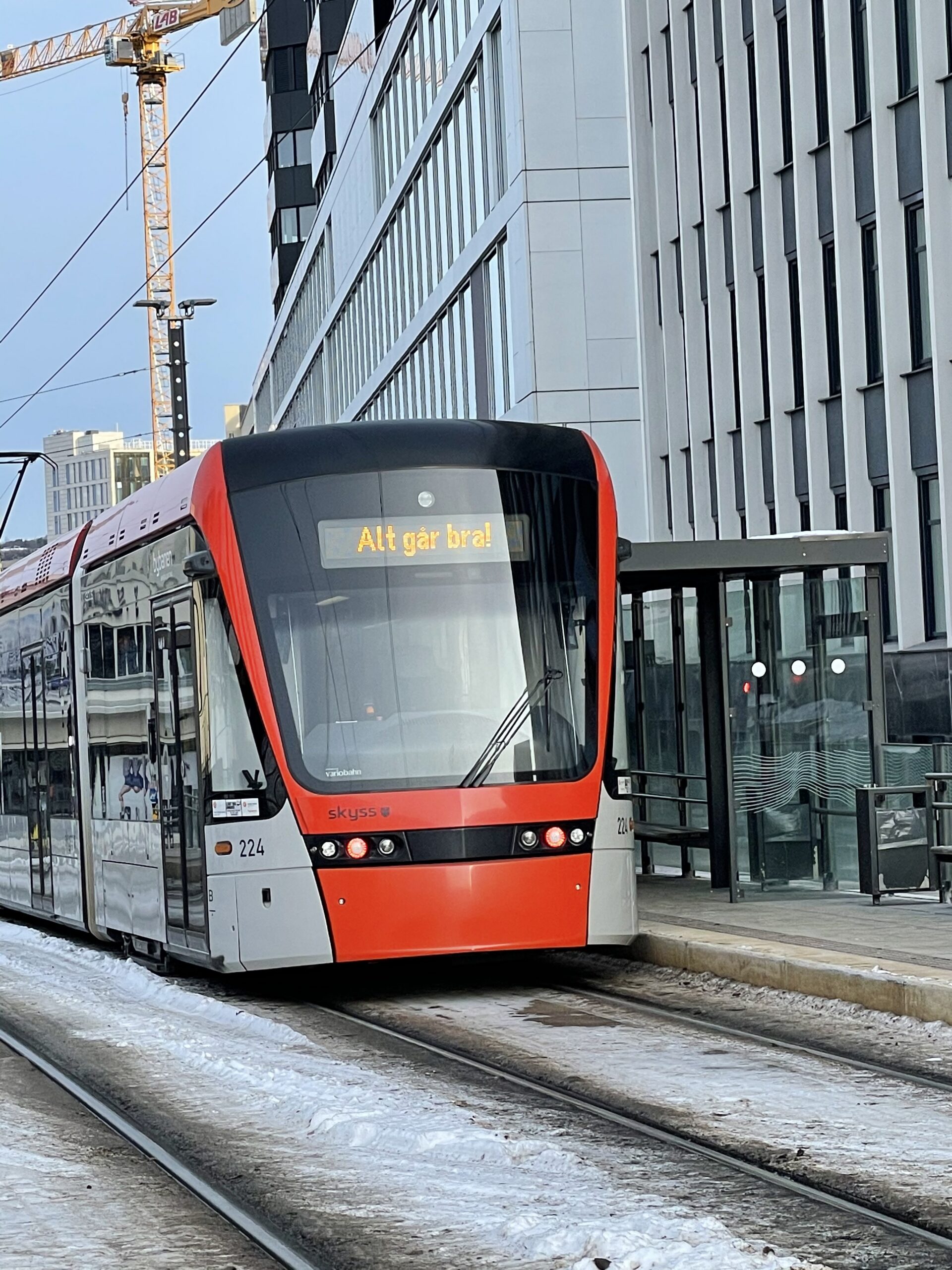 Bybanen i Bergen ved holdeplass — Skyss vario-vogn